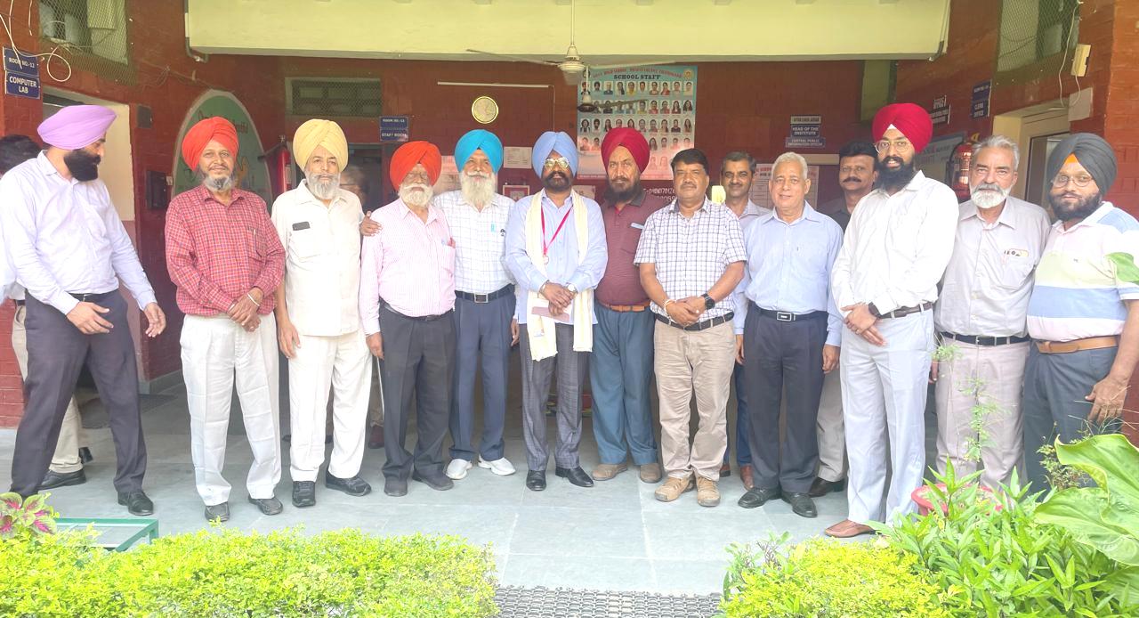 प्रधानाध्यापक श्री अवतार सिंह को सेवानिवृत्ति के अवसर पर सम्मानित किया गया
